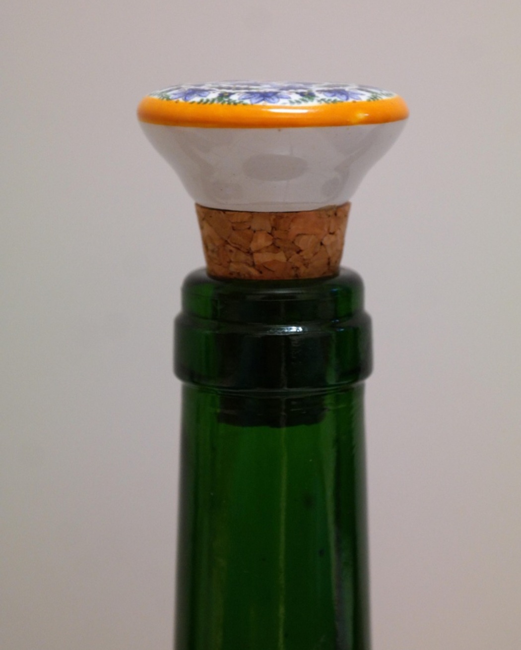 Além disso, rolhas podem se transformar em vasinhos, quadros, molduras, chaveiros, marcadores de lugar, guirlandas e enfeites de Natal.