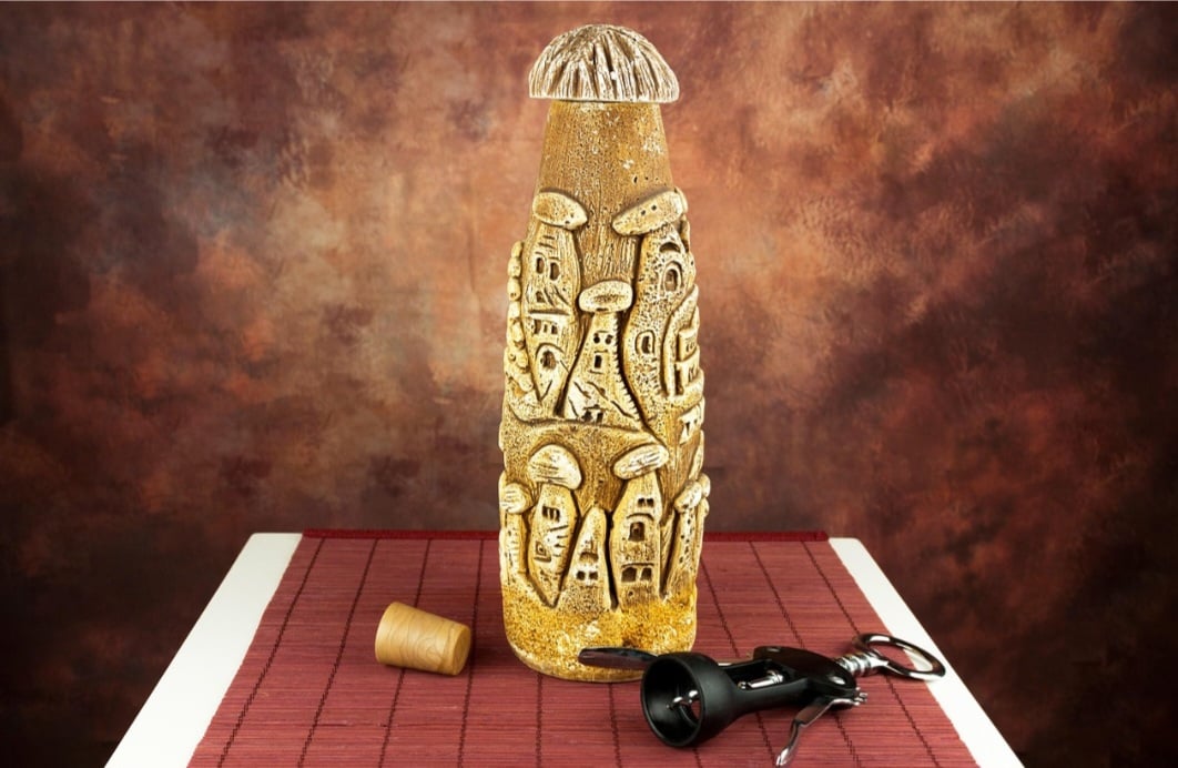 Além de serem uma forma de reutilizar e reciclar um item que seria descartado, a cortiça é versátil, fácil de manusear e tem uma textura natural que adiciona um toque rústico e aconchegante às peças. 