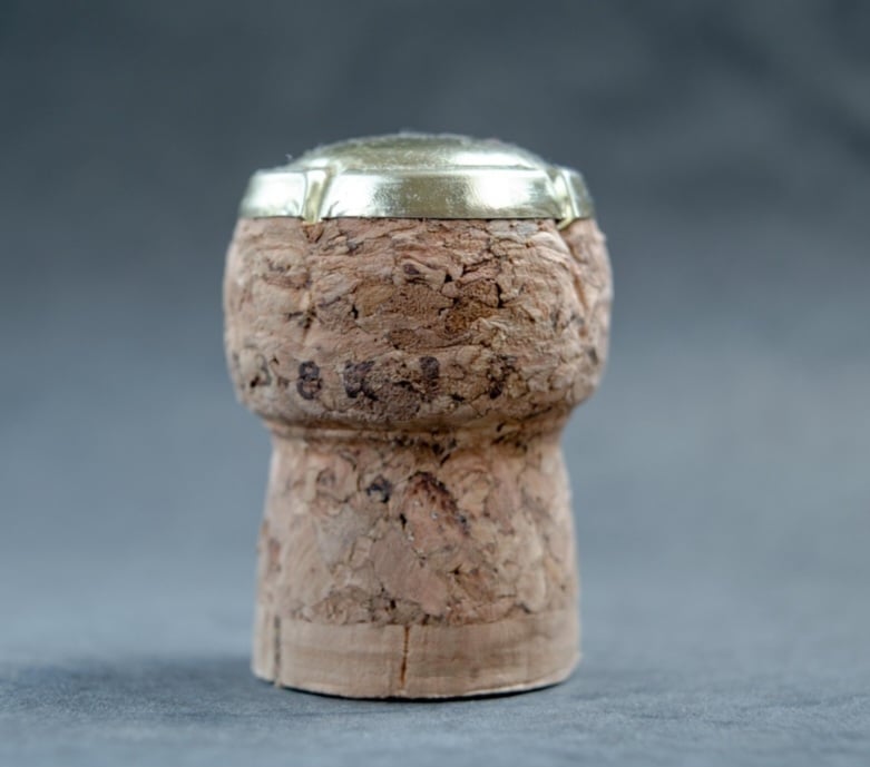 Cruciais para vedar garrafas de vinho, as rolhas impedem que este líquido estrague ou perca seu sabor e aroma, algo que permite um envelhecimento controlado. No entanto, sua função vai muito além disso e pode ajudar em outros locais, inclusive na elaboração de artigos artesanais. 