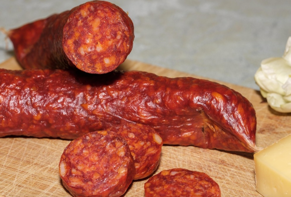 Na Idade Média, comunidades na Itália, como as da Lombardia e do Piemonte, aprimoraram as técnicas de cura e secagem, dando origem a diferentes tipos de salame.