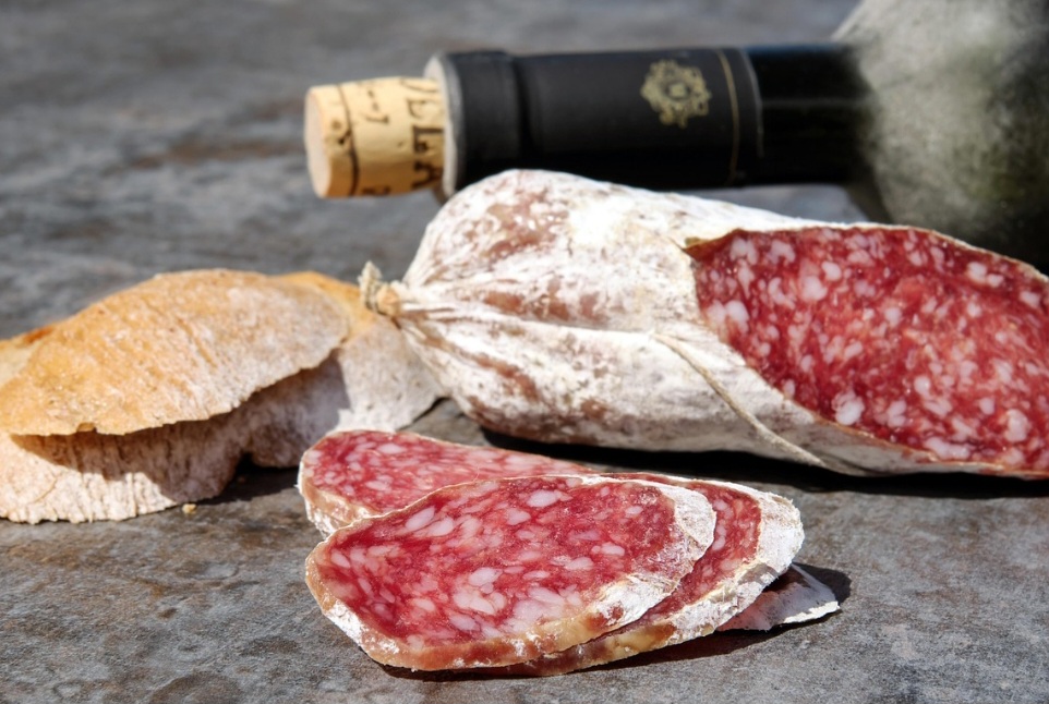 A produção se industrializou no século XIX, tornando o salame um embutido popular em todo o país e no mundo, com variações regionais. 