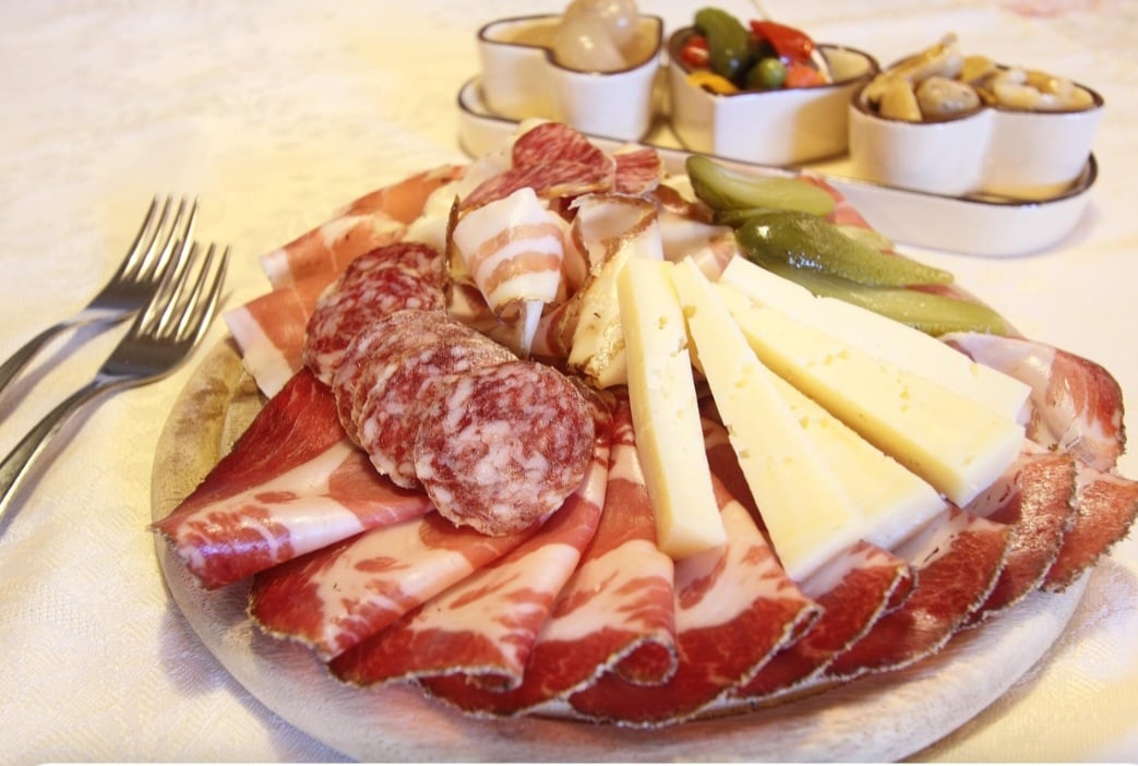 Presente em mesas do mundo todo, o salame tem uma história que atravessa séculos. Criado como forma de conservar a carne antes da invenção da refrigeração, o embutido evoluiu, ganhou variações regionais e receitas artesanais, até se tornar um dos produtos mais populares da charcutaria. 