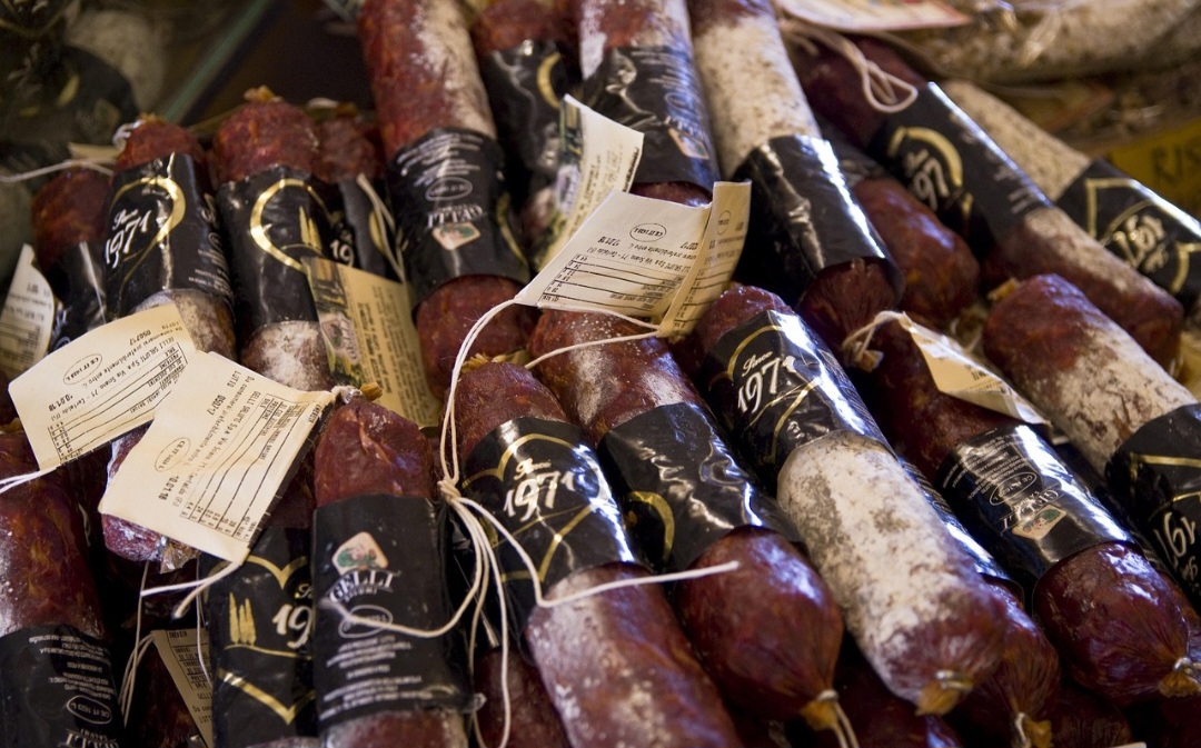 Atualmente, é um alimento global, apreciado em tábuas de frios e receitas, com versões em outros países, como China e Oriente Média, e até versões doces, como o salame de chocolate. 