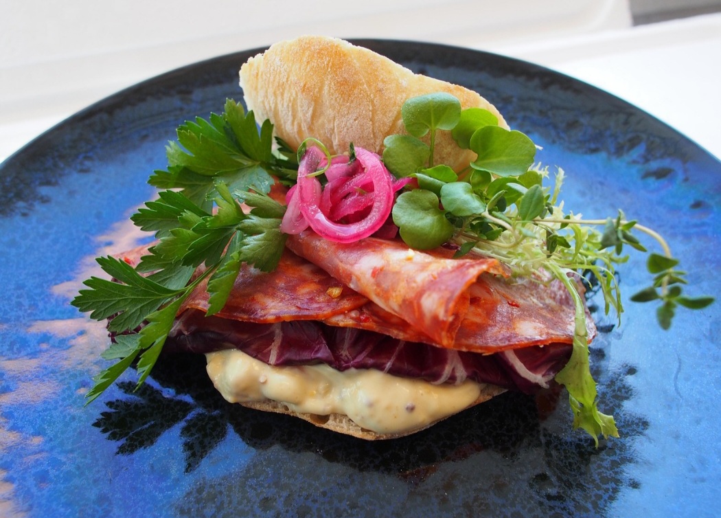 Dessa forma, o salame é excelente em paninis, baguetes e focaccias, combinado com queijo provolone, rúcula e azeite de oliva.