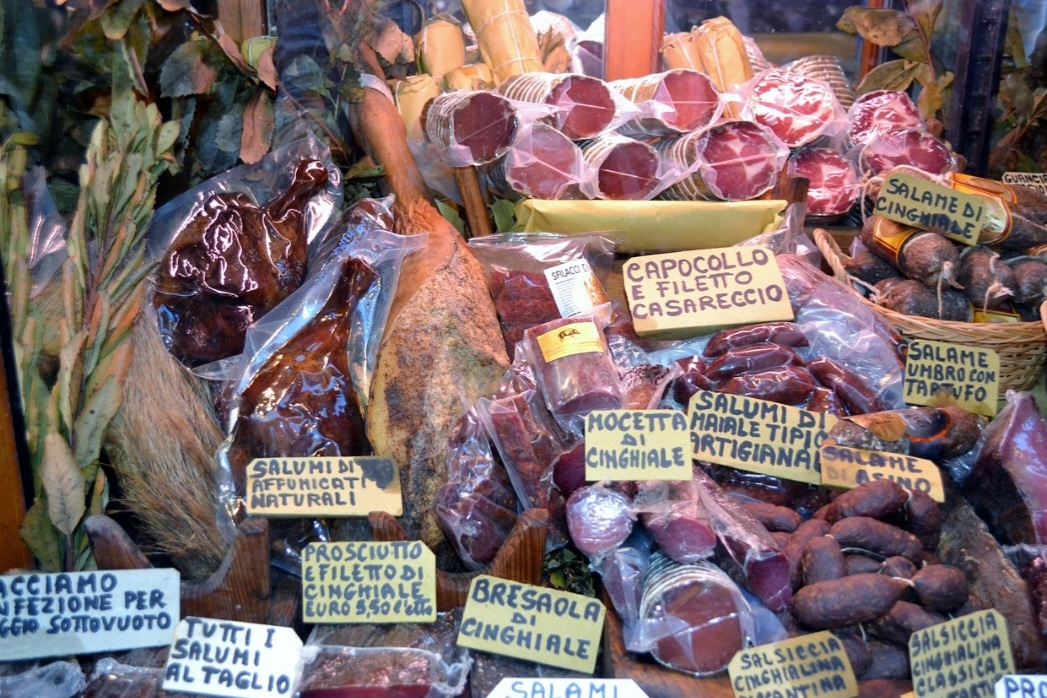 Surgiram salames com caracterÃ­sticas distintas, como os do tipo genovÃªs, milano e lombardo, com sabores suaves, condimentados ou defumados. 