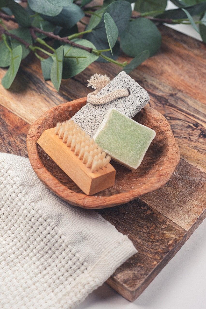 O sabonete,  essencial para a higiene moderna, tem uma história rica que remonta a milhares de anos. Ele evoluiu de misturas rudimentares para sofisticados produtos industriais usados em todo o mundo.