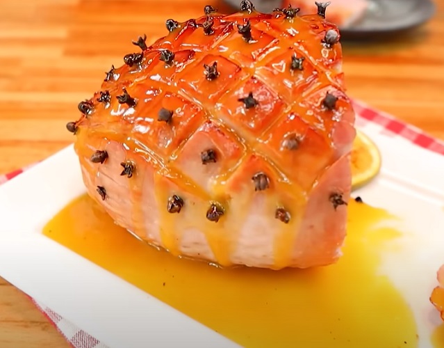 O tender, embora menor, também é uma alternativa tradicional, disponível em diferentes tamanhos, facilitando o planejamento para refeições com menos convidados.