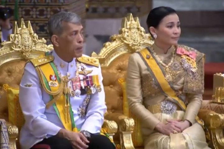 Seus comportamentos considerados excêntricos frequentemente geram manchetes e alimentam debates dentro e fora da Tailândia, apesar de existir uma lei que proíbe críticas à monarquia.