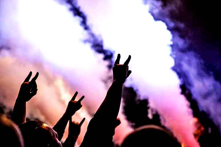 Os óculos de realidade aumentada podem criar camadas visuais interativas e personalizadas, como dar a letra da música traduzida ou a história da banda e efeitos visuais individuais, afirmou Rafael Lazarini, vice-presidente da produtora Live Nation para a América Latina.