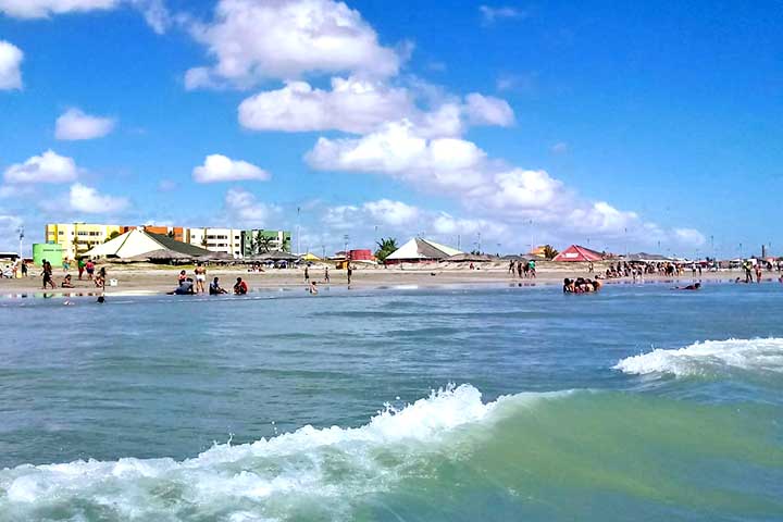 Praia de Atalaia - Com ampla faixa de areia e águas mornas, está repleta de quiosques em sua orla. A Praia fica no município de Luís Correia, tem acesso fácil pela proximidade com Parnaíba.


