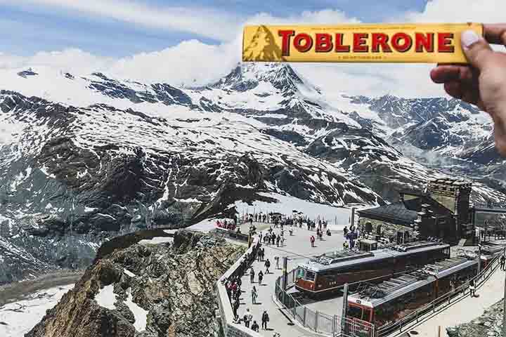 Com a transferência de parte da produção para Bratislava, na Eslováquia, a icônica embalagem da Toblerone também passou por mudanças. O famoso desenho do Matterhorn, o pico alpino que se tornou parte da identidade visual da marca, foi substituído.
