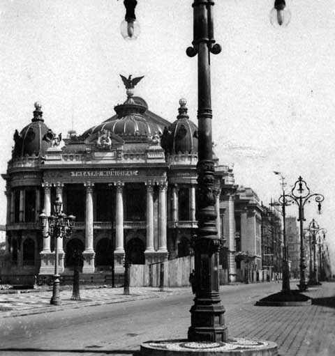 Com as reformas urbanísticas promovidas pelo prefeito Pereira Passos, inspiradas em Paris, surgiu a proposta de erguer um teatro nos moldes das grandes cidades europeias para atender a demanda por atividades culturais para a elite da época.
