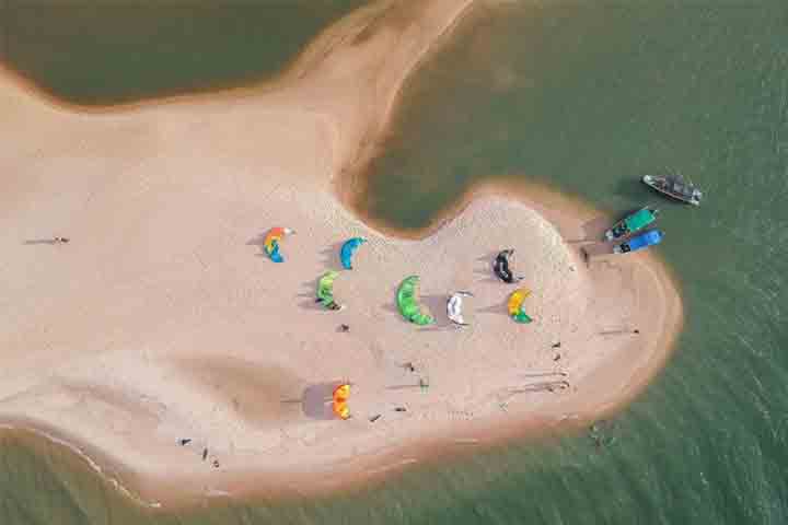 Além disso, há oportunidades de observar a fauna e flora amazônicas em canais de água calma. 
