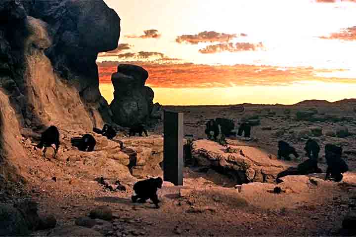 A história é contada de forma não convencional, com cenas longas e simbólicas que desafiam o espectador a interpretá-las. O filme, então, se tornou atemporal, pois é analisado e discutido por críticos, pesquisadores e cineastas, até a atualidade.