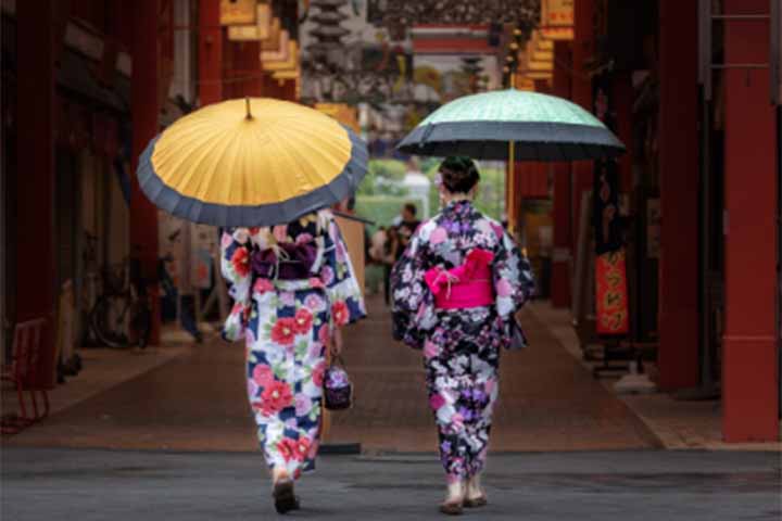 Curiosamente, em solo japonês, guarda-chuvas e sombrinhas também se transformam em yorishiro, objetos capazes de atrair ou hospedar divindades e espíritos.
