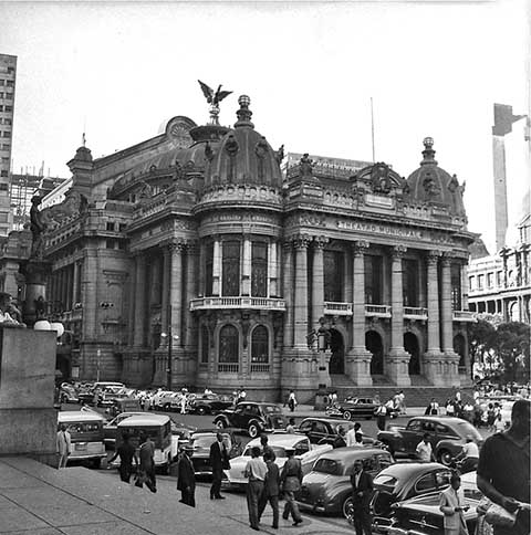 O governo de então promoveu um concurso público e a construção foi elaborada pelos arquitetos Francisco de Oliveira Passos - filho do prefeito Pereira Passos - e Alberto Guilbert, este último de origem francesa. 
