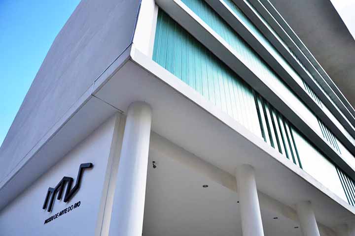 Ele abriga departamentos administrativos e um projeto educacional, a “Escolha do Olhar”.
