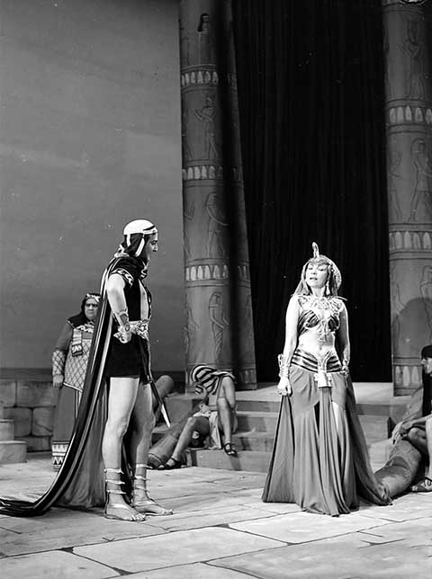 Ao longo de sua história, o espaço abrigou grandes companhias de ópera, orquestras sinfônicas e balés clássicos. Na foto, imagem da peça 'César e Cleópatra', em montagem da companhia Dulcina-Odilon em 1944.
