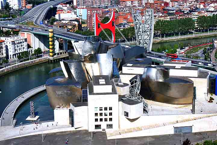 Além disso, outra cidade espanhol que está presente em Origem é Bilbao, com o Guggenheim como cenário importante.