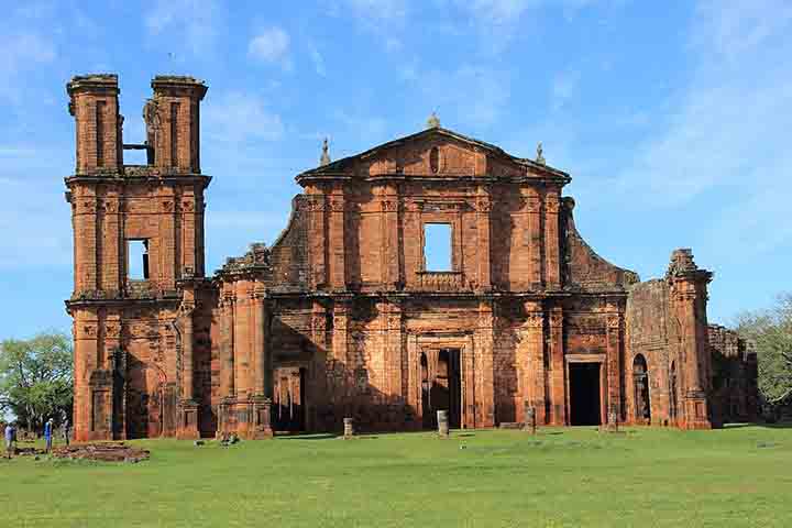 Ruínas de São Miguel das Missões, Rio Grande do Sul – Remanescente de uma das missões jesuíticas guaranis, o sítio preserva ruínas impressionantes da igreja e edificações construídas no século 17, testemunhas do encontro entre culturas europeia e indígena.