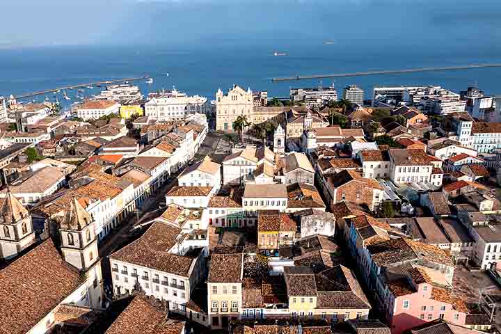 Centro Histórico de Salvador, Bahia – Com forte influência africana e portuguesa, o Pelourinho e arredores reúnem igrejas barrocas, casarões coloniais e manifestações culturais ricas. Salvador foi a primeira capital do Brasil.