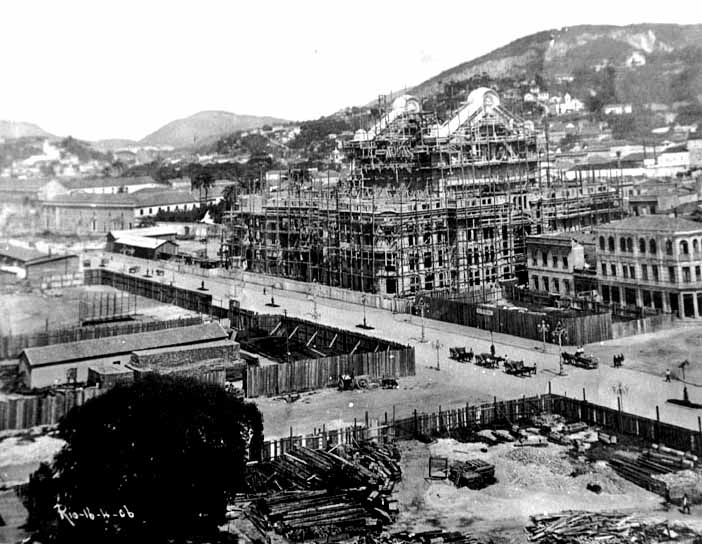 A ideia de construção do Theatro nasceu ainda em fins do século 19, quando o Rio de Janeiro, então capital do Brasil, passou por intensa transformação urbana. 
