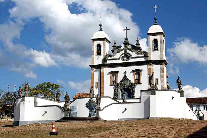 Santuário do Bom Jesus do Congonhas, Minas Gerais – Este santuário barroco impressiona com as obras-primas de Aleijadinho, incluindo os doze profetas em pedra-sabão e as cenas da Paixão de Cristo, um expoente da arte religiosa do século 18.