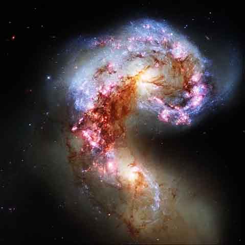 Colisão das galáxias Antennae - Registro mais nítido já feito dessa colisão das galáxias espirais que começaram a interagir há cerca de 200 milhões de anos. 
