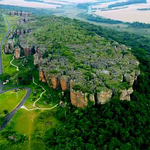 Algumas dessas formações chegam a ter 30 metros de altura e datam de cerca de 300 milhões de anos!