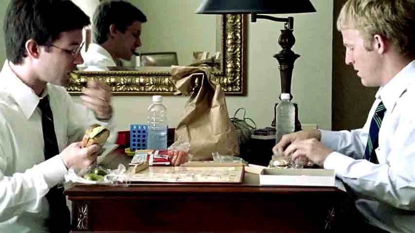 Aaron e Abe são jovens engenheiros que realizam experiências científicas em uma garagem. O projeto mais recente em que estão trabalhando é um dispositivo que reduz o peso de um objeto em seu interior, ao bloquear a força da gravidade.