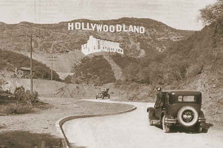 Virado para o sul, o letreiro se estende sobre uma cordilheira de quase 570 metros que separa Hollywood e boa parte de Los Angeles do Vale de San Fernando, ao norte.