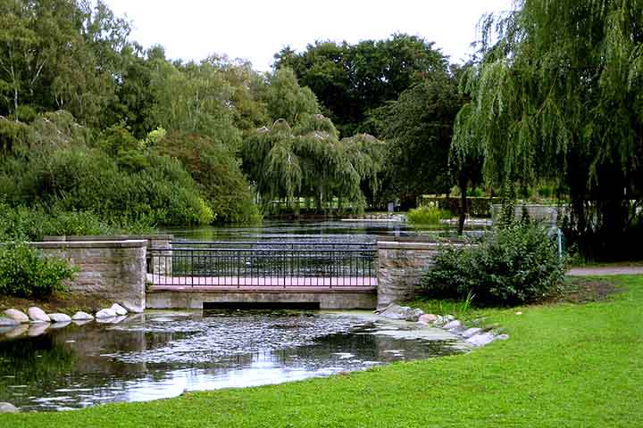 Os parques Pildammsparken e Folkest Park são atrativos ao ar livre da cidade. O segundo conta com feira multicultural, shows, brinquedos para crianças e vida noturna ativa.
