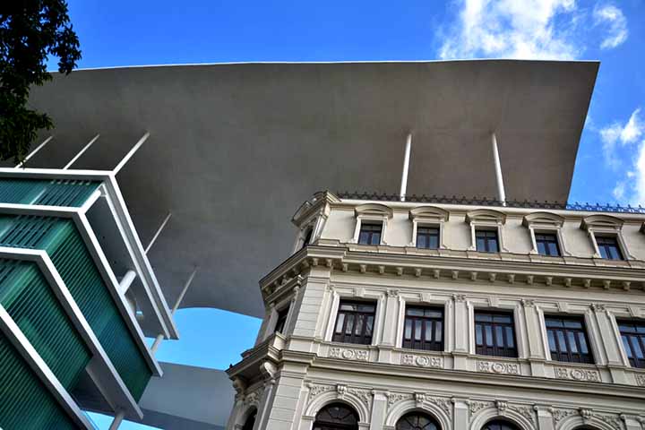 O outro edifício, que ladeia o palácio, era utilizado anteriormente pelo terminal rodoviário Mariano Procópio.
