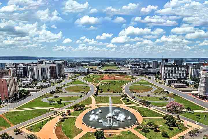 Brasília, Distrito Federal – A capital brasileira é um marco do modernismo, projetada por Lúcio Costa e Oscar Niemeyer, reconhecida por seu urbanismo inovador e arquitetura futurista.