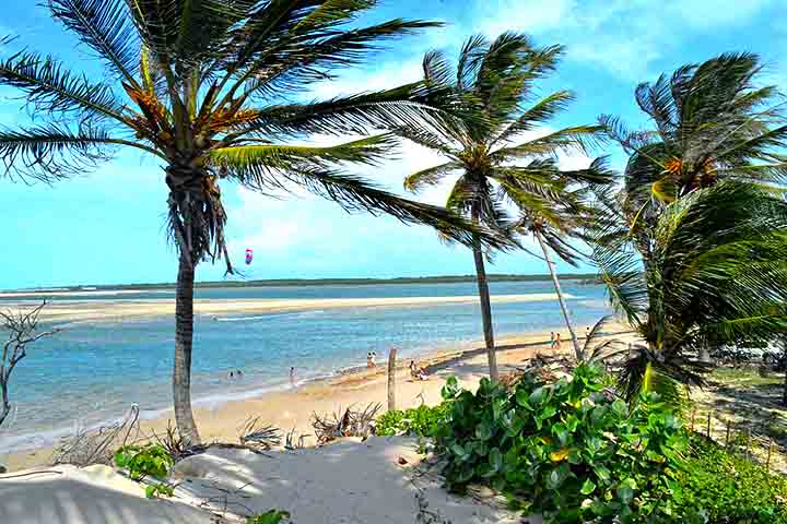 Praia de Macapá - Localizada na cidade de Luís Correia, é dotada de águas mornas e calmas, porém com ventos constantes. Ideal para passeios em família e prática de kitesurf.

