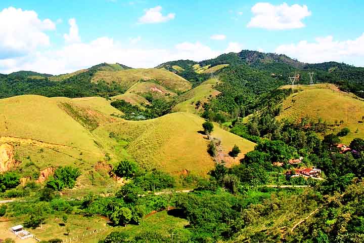 A feirinha de artesanato e produtos locais ocorre mensalmente e reúne mel, quitutes, artesanato e até cerveja artesanal. 