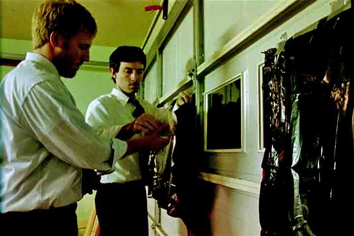 Primer explora as complexidades e paradoxos da viagem no tempo de maneira realista e intrigante, o que exige atenção e paciência do espectador para acompanhar a trama. 