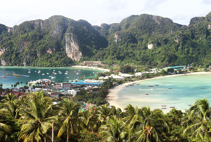 Koh Phi Phi, Tailândia: Com suas praias de areia branca, águas cristalinas e penhascos de calcários imponentes, Koh Phi Phi é um destino de sonho para os amantes de praias paradisíacas. Os incríveis penhascos de Maya Bay, famosos pelo filme A Praia, também são uma atração imperdível.