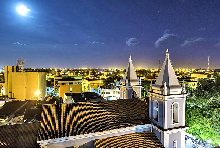 A cidade de Parnaíba, a 340 km de Teresina, situa-se em uma planície formada justamente pelo Delta do Rio Parnaíba.

