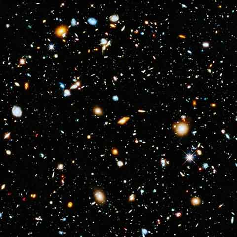 Em dezembro de 1995, o telescópio Hubble fez por dez dias imagem histórica na chamada primeira Hubble Deep Field (“Campo Profundo do Hubble Norte”). Esse registro revelou 3 mil galáxias distantes, um documento essencial para o entendimento de como evoluiu o universo primitivo. 

