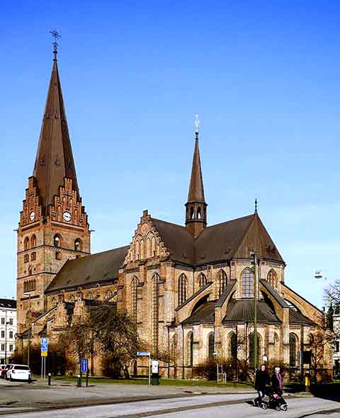 Nessa área da cidade, destacam-se ainda a praça Lilla Torg, repleta de cafés, restaurantes e edifícios históricos restaurados, e a Igreja de São Pedro, um edifício gótico do século 14 que é o mais antigo de Malmö.

