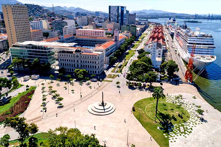 Inaugurado em 1º de março de 2013, o MAR ocupa dois edifícios na Praça Mauá, na zona central da cidade, em uma área total de 2.300 metros quadrados.
