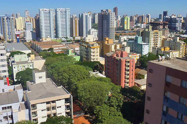 Por lá, existem ruas largas, regiões arborizadas e bairros com distribuição equilibrada de áreas verdes que criaram uma identidade forte. 
