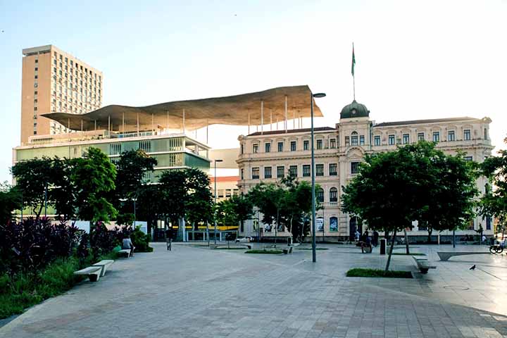 Um dos prédios que sedia o museu é o Palacete Dom João VI, uma construção de 1916 de estilo eclético. Nele estão as salas de exposição, o Pavilhão das Exposições. 

