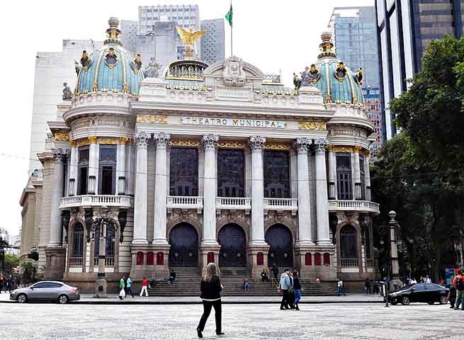 Localizado na Praça Floriano Peixoto, a popular Cinelândia, no centro da capital fluminense, o edifício de influência eclética é um dos mais importantes da cultura e da arquitetura brasileira. 

