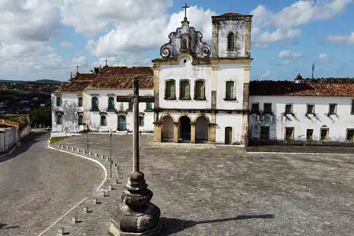 Praça de São Francisco, em São Cristóvão, Sergipe – A praça barroca cercada por edifícios religiosos e civis dos séculos 17 e 18 é um raro exemplo de urbanismo colonial espanhol em território brasileiro.