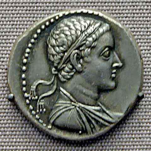 O texto contido no granito é um decreto datado de 196 a.C.. em que sacerdotes egípcios reunidos na cidade de Mênfis proclamam a divinização do rei Ptolomeu V. 
