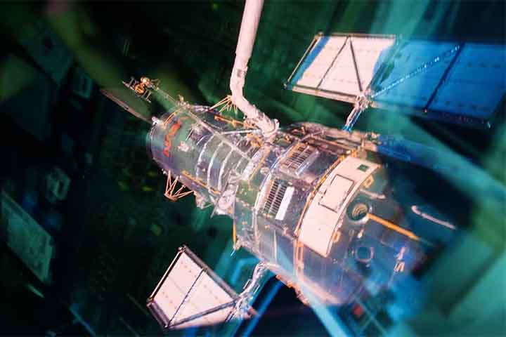 O Hubble consegue distinguir corpos celestes com diâmetro minúsculo a distâncias enormes. Ele fica posicionado a quase 550 quilômetros acima da Terra, em órbita baixa. Isso possibilita que seja acessado para manutenção por ônibus espaciais, de acordo com a Nasa.
