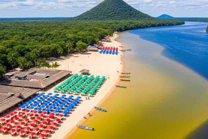 Alter do Chão tem estações contrastantes. Durante o período de estiagem - tipicamente entre agosto e dezembro -, o nível dos rios recua e revela extensas faixas de areia branca, abrindo “praias” em que turistas e a população local pode caminhar sob o sol, entrar nas águas mornas e relaxar em ambiente de puro deleite. 
