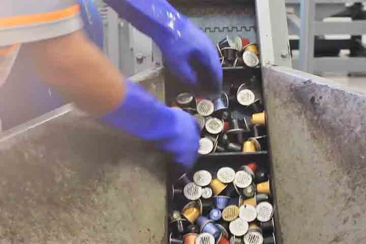 Diante desse cenário, a reciclagem tornou-se um dos principais desafios da indústria. Separar o pó de café do invólucro é essencial para que o material possa ser reaproveitado.